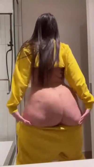 DOES ANYONE KNOW WHO THIS IS?👀👀👀