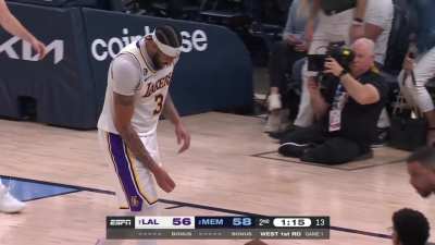 [Highlight] Anthony Davis hurts his shoulder mouthing 'I cant move my arm' and calls for a sub immediately as Lakers call timeout