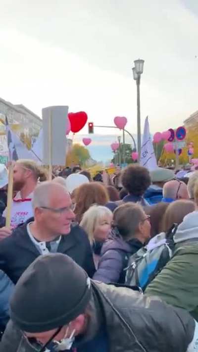 Wie rechtfertigt man eigentlich 600 Cops f&uuml;r 2000 Schwurbler vs 2000 Cops f&uuml;r 50 Liebig-Queerfems?