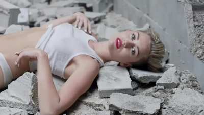 Miley Cyrus - Wrecking ball 2013