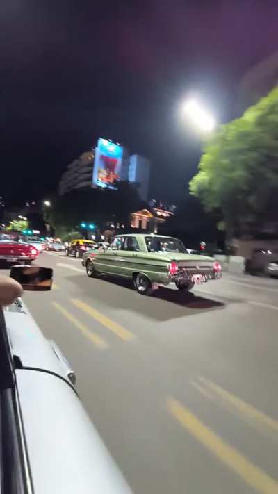 Caravana de Ford Falcón hacia Puerto Madero