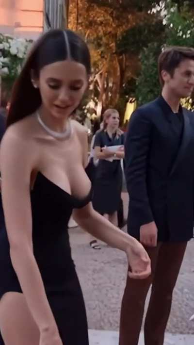 Nina Dobrev 😳