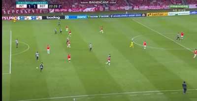 O Botafogo se supera a cada dia. Kevin tocando a bola para ninguém e entregando gol para Yuri Alberto.