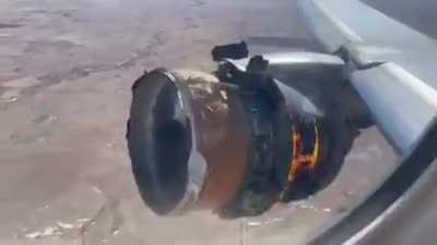 Imagina olhar pela janela e ver o motor do seu avi&atilde;o desse jeito