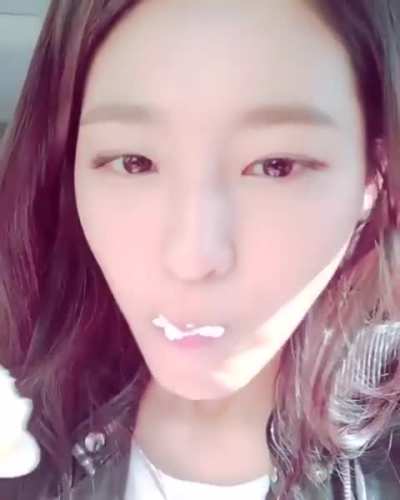 Seolhyun loving a mouthful 💕