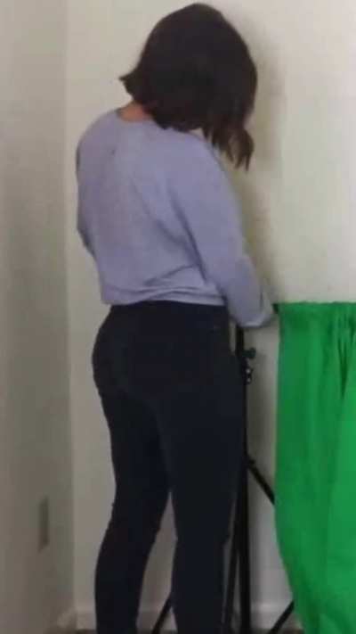 Taylor ASMR in tight jeans