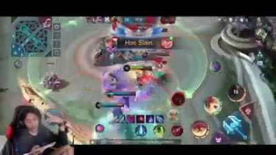Some can't even play good with 2 fingers and here's noob queen..