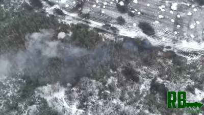 Ru pov: Battles near Kremennaya: Tank of the "tvazhnye" group in action, firing at Ukrainian positions in the forest