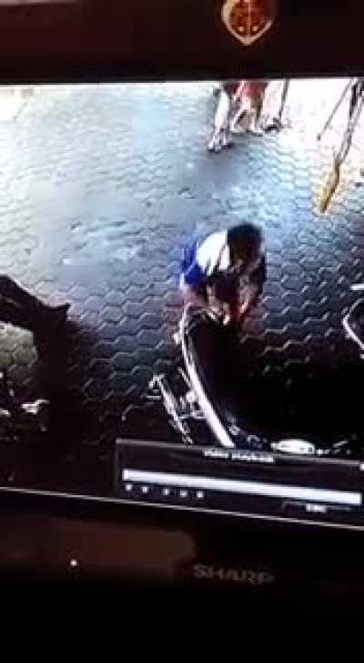Dad reflex of a bike mechanic saved not only 1 but 2 children!