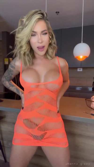 Orange looks good on her 🍊