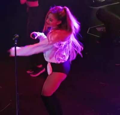 Ariana Grande's cute dance