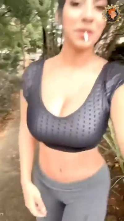 Colombiana caliente ense&Atilde;&plusmn;ando las tetas en p&Atilde;&ordm;blico