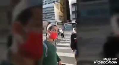 Esse cara &eacute; GENIAL... &Agrave;S SEIS E VINTE E TR&Ecirc;S, NUM OFERECIMENTO DE FIIIININNVEST!!! ANALISANDO A CONVERSA ENTRE DOIS MANIFESTANTES "PR&Oacute;-DEMOCRACIA", GALERAA!! EEEITAA