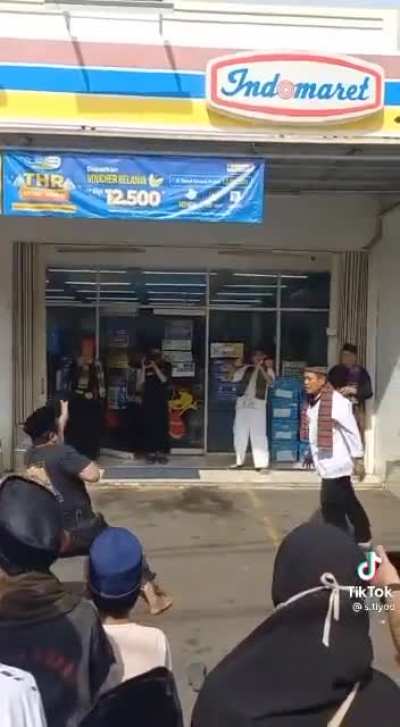 who brought fists and a knife to a stand battle?