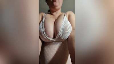 A mom addicted to riding penises