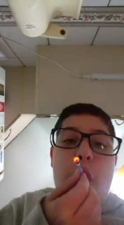Fumando cotonete