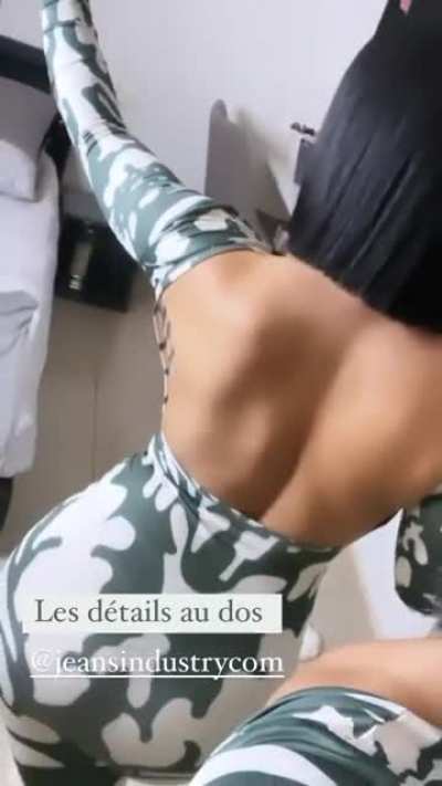 Même quand elle le bouge un peu je bande