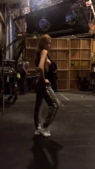 Bella's side boob