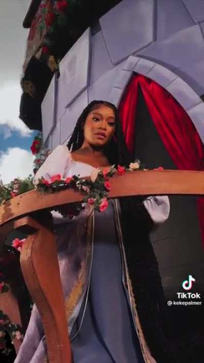 Is that a boombox? 💕🥰