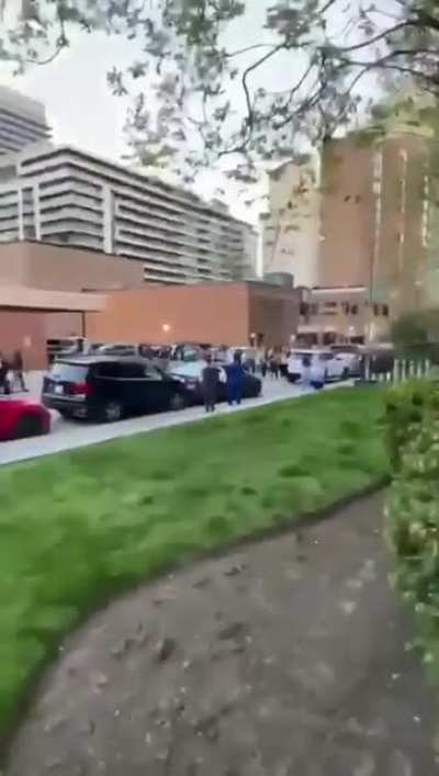 Multid&atilde;o de isl&acirc;micos persegue e agride um homem judeu em Toronto, no Canad&aacute;.