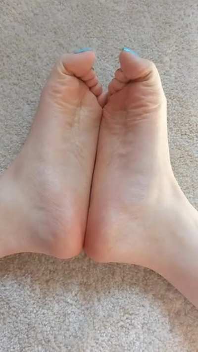 Come bury your face in my soft size 9 soles and count every single wrinkle with your tongue..👅💦