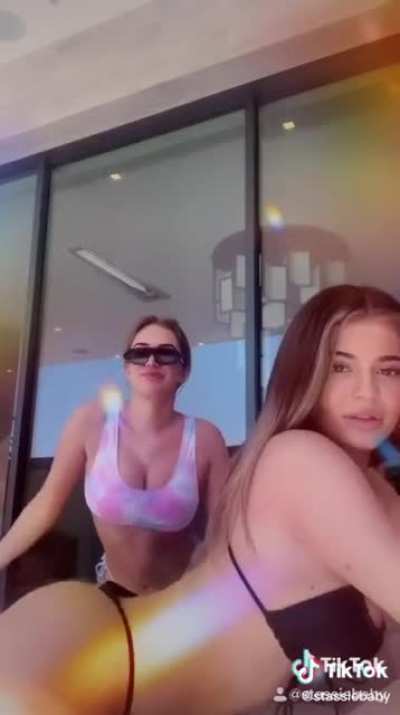 Iconic Kylie twerk. We need a backshot twerk