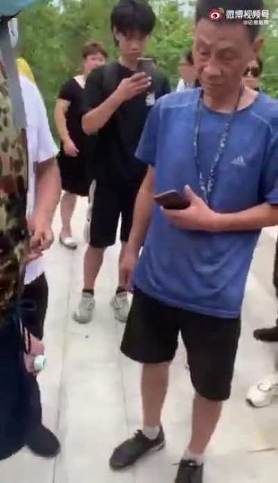 大学生在郑州放无人机被国宝按在地上包揍， 中国人不打中国人？但赵家的狗就是靠揍中国人为生