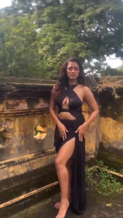 Sexy legs and cleavage of Sohini