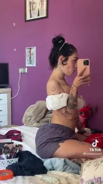 She moves those cheeks