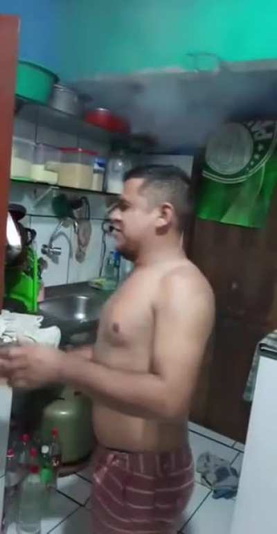 ceza fazendo comida