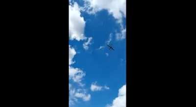 Mira como la bonaerense rompe un drone de 700 lucas hecho con chapas de una heladera de Gonzalez Catan y un motor de cortadora de pasto