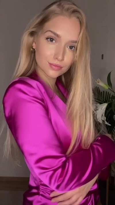 I wanted to surprise my ex-boyfriend with this new bathrobe, but that very evening he broke up with me... Do I at least look good in it 🥺?