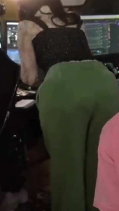 Pokimane easily fills up the pants😈😰