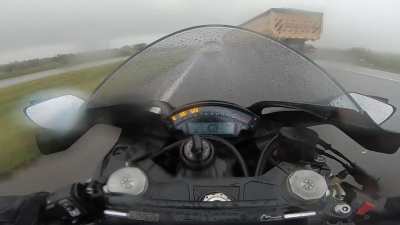 Hoje quis vivenciar uma das experi&ecirc;cias mais viscerais da minha vida como motociclista: andar com minha zx10r num clima de tempestade com chuva e vento forte. Fiz 50km e gravei um v&iacute;deo de 25 minutos, mais detalhes nos coment&aacute;rios