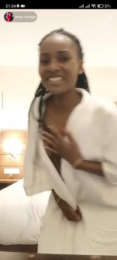 Tits flash