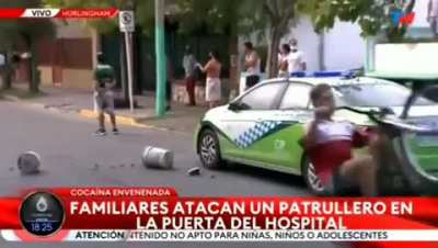 Un civil chorea un auto de patrullero a lo GTA(Grand Theft Auto) y aparece un chico haciendo willy.