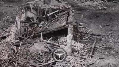 Ukrainian kamikaze drone hits Russian infantry in a house in Stepove, north of Avdiivka. November 2023 (music from source) (at 48.19832, 37.69058)