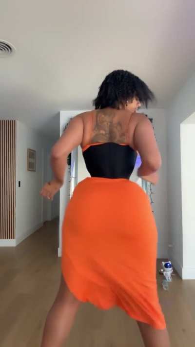 Thick 6'7" 🥵