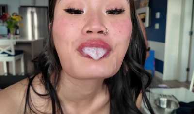 [Lola Tessa F19]Letting my friend&rsquo;s daddy [50M] unload in my mouth