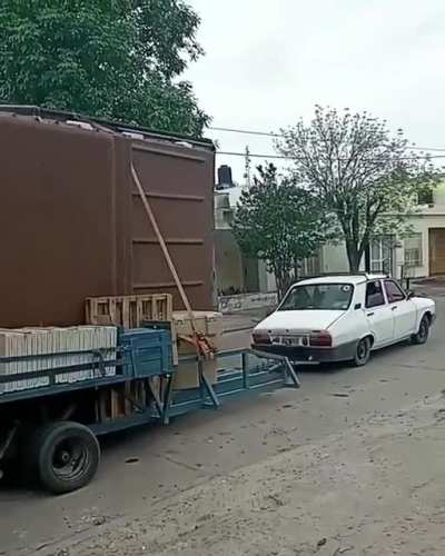 Después dicen que el Renault 12 no se la banca...