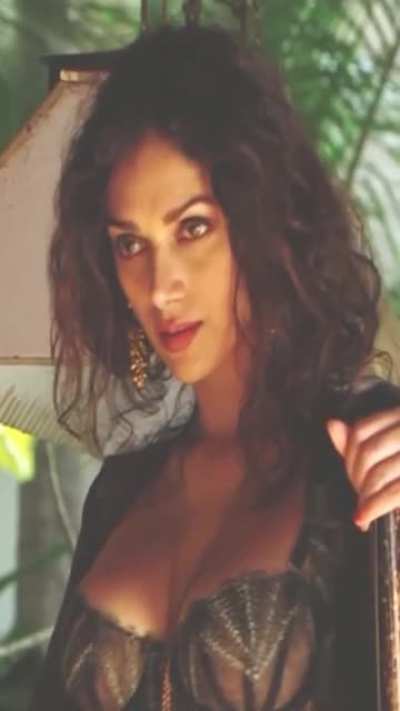 Aditi Rao Hydari Rare Cleavage Show "ultra slow motion"