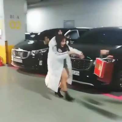 Funny thing when yuju accepted a gift from a fan. 😅
