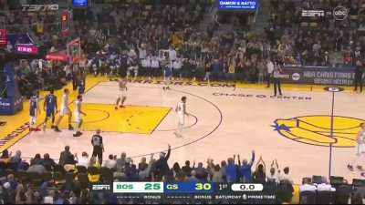 [Highlight] Curry sinks the 30 footer 3PT to beat the 1Q buzzer