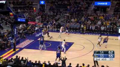[Highlight] Steph Curry just went 1 of 11 shooting in the first half and was 0 of 9 with under a minute left. Still did the lookaway 3.