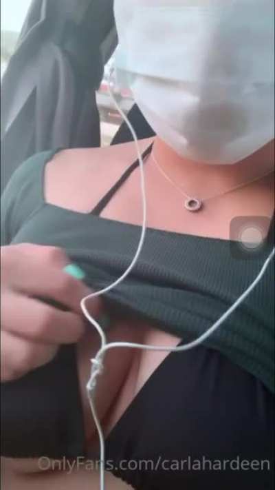 Ya que nada sube nada de Carla, aqu&iacute; est&aacute; el video en el bus