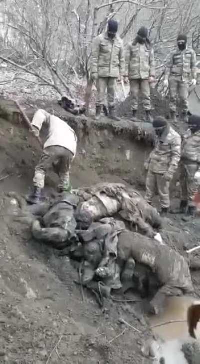 Yadınızdadırsa ermənilər şəhid olan əsgərlərimizi traktorla qazaraq hamısını toplu şəkildə traktorla eyni yerə tullayıb sonra basdırmışdılar. Əsgərlərimiz həmin yeri tapıb şəhidlərimizi &ccedil;ıxarıblar.