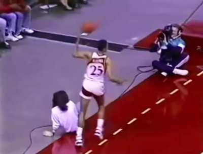[Highlight] 34 years ago today, Charles Oakley and Doc Rivers started throwing hands during Hawks vs Knicks game. Dominique Wilkins pulls his younger brother Gerald Wilkins away from scuffle.