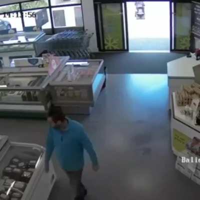 Tiger Woods was seen grocery shopping early today in Jupiter, Florida. Fans were lining up to take pictures.