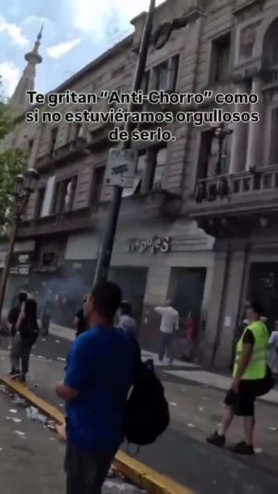 Uno de los manifestantes grita 