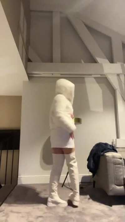 Winter Wonderland Sjokz . The way her top hugs her body [TikTok]